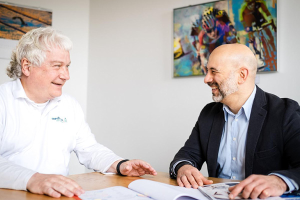 Arzt und Patient im Beratungsgespräch im Rahmen der sportmedizinischen Betreuung.