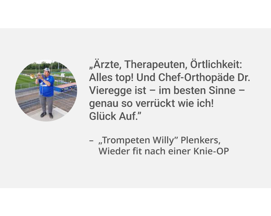 Links ein Portrait von Patient „Trompeten Willy” Plenkers, der gerade Trompete spielt. Rechts daneben sein Zitat: „Ärzte, Therapeuten, Örtlichkeit: Alles top! Und Chef-Orthopäde Dr. Vieregge ist – im besten Sinne – genau so verrückt wie ich! Glück Auf.”.